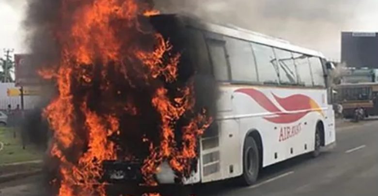 गुडिरहेको बसमा आगलागी, यात्रु सकुशल