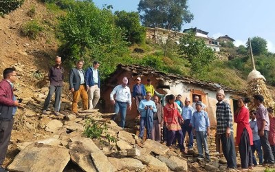 कांग्रेस नेता पहिरापीडितको घरमा