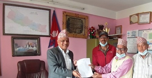 नगर प्रमुखलाई इन्सेकको ज्ञापनपत्र