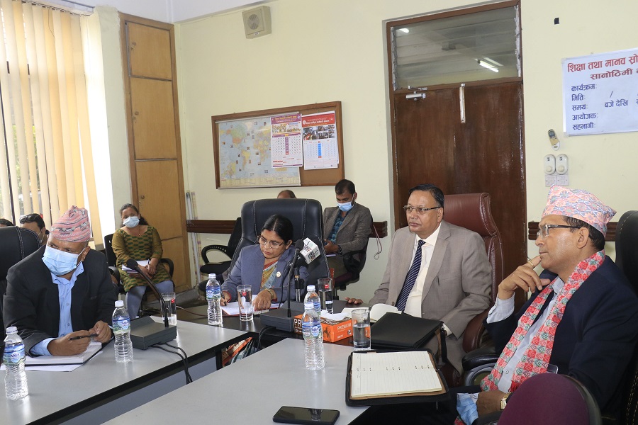 शिक्षाका समस्या सुल्झाउँदै जानुपर्छ: मन्त्री पौडेल