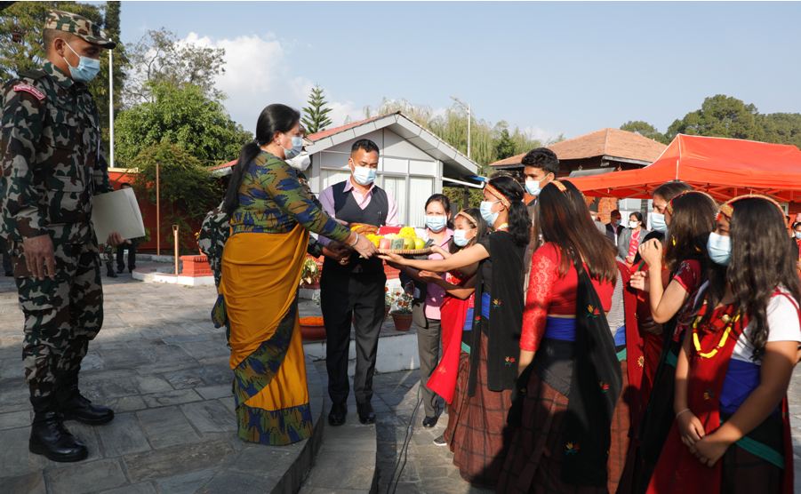 राष्ट्रपति कार्यालयको आँगनमा देउसीभैलो