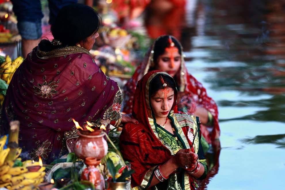 उदाउँदो सूर्यलाई अघ्र्य दिएसँगै छठ पर्व सम्पन्न