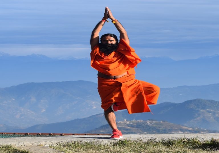 चन्द्रागिरिमा योगगुरु रामदेवको योग ध्यान तथा प्रशिक्षण