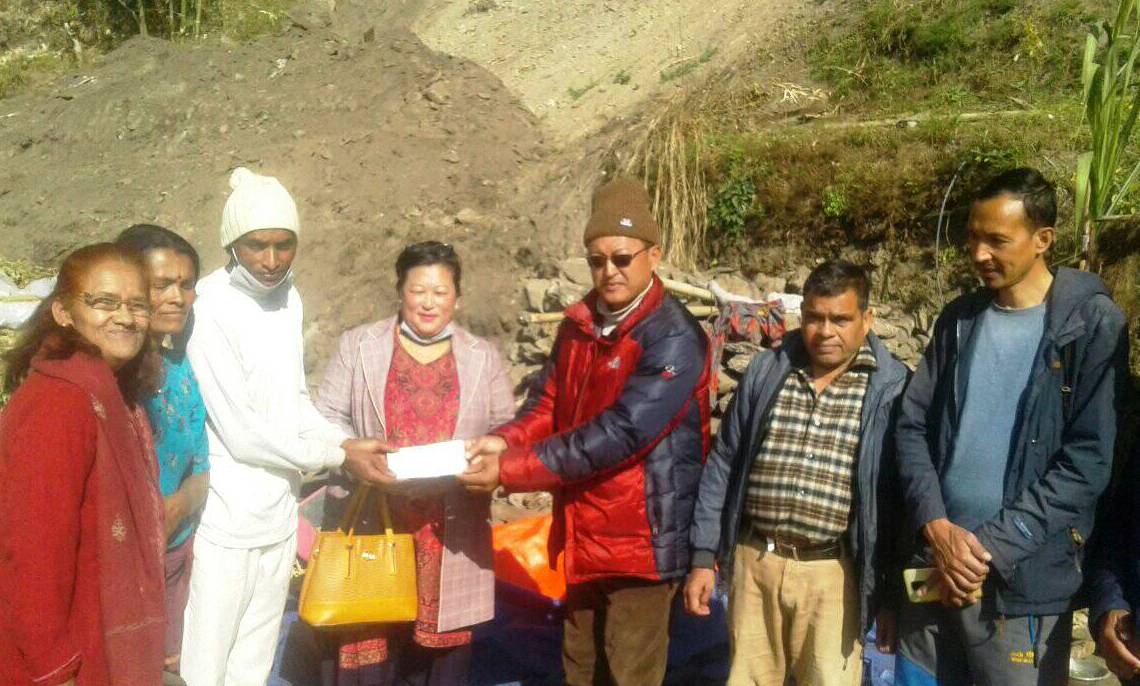 बाढीपहिरा पीडित परिवारलाई आर्थिक सहयोग