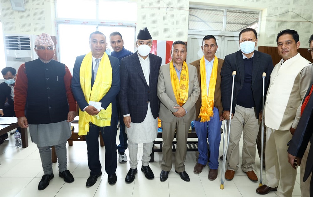 देउवाले कांग्रेसमा भित्र्याए जिल्ला सदस्यसहित एमालेका तीन नेता