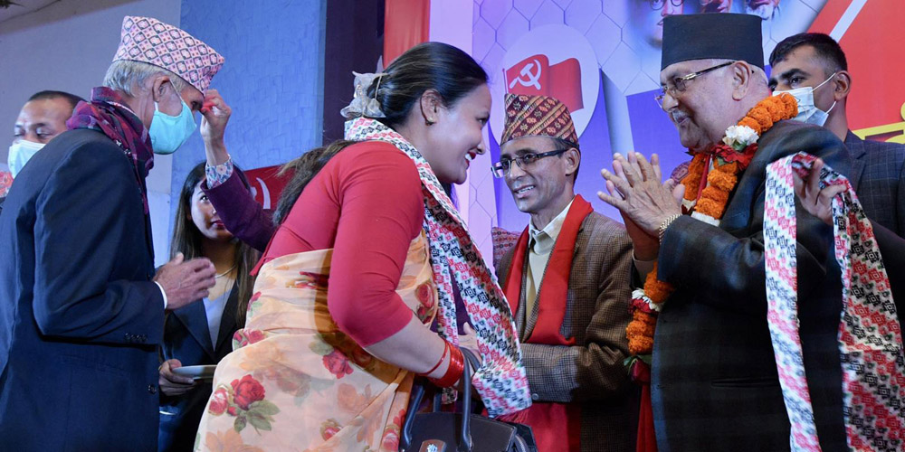 जसपाका ९ केन्द्रीय सदस्यसहित ४ सय जना एमालेतिर, ओ‌लीले स्वागत गरे (तस्बीरसहित)