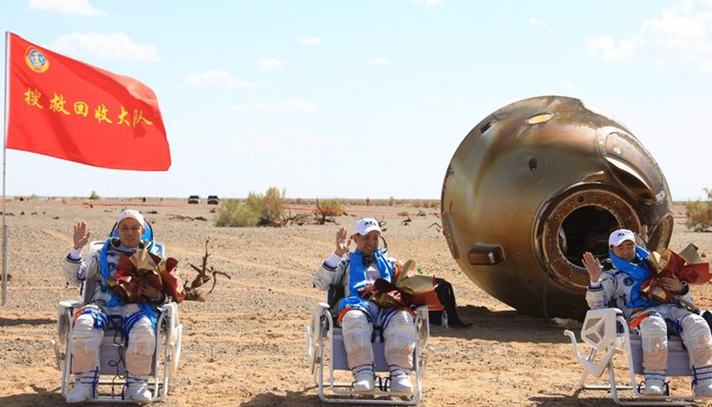 तीन अन्तरिक्षयात्री ६ महिनापछि पृथ्वीमा