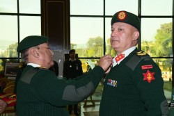 उपरथी प्रकाशराज थापालाई प्रधान सेनापतिद्वारा दर्ज्यानी चिन्ह प्रदान