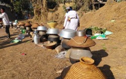 ढिक्री बनाउन व्यस्त थारू समुदाय