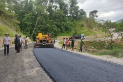 दोर्दी केन्द्र जोड्ने सडक कालोपत्र गर्न सुरु