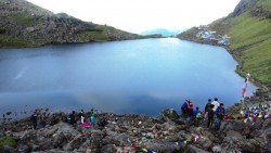 गोसाइँकुण्ड पुग्दै भक्तजन