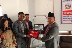  मुख्यमन्त्री लामाद्वारा चन्द्रागिरि नगर अस्पताललाई ‘भेन्टिलेटर’ हस्तान्तरण