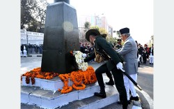 राष्ट्रपतिद्वारा राष्ट्र निर्माताको सालिकमा पुष्पहार अर्पण