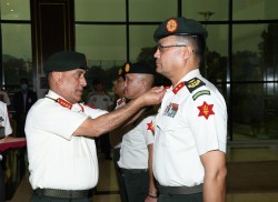 प्रधान सेनापतिद्वारा दर्ज्यानी चिन्ह प्रदान