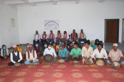  युवालाई दमाहा बजाउने कला सिकाइँदै