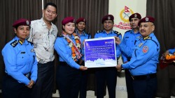 सगरमाथा आरोहण दलका सदस्यलाई ब्यानर हस्तान्तरण