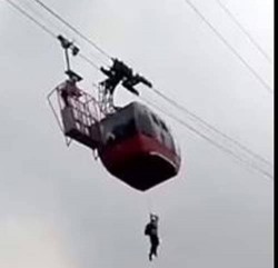 केबुलकारमा फसेपछि, यसरी डोरीबाटै झुन्डिएर झरे पर्यटक