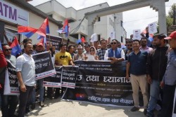 विचौलियाको खेल बन्दको माग गर्दै युवा संघले घेर्‍यो यातायात कार्यालय