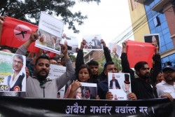 गभर्नर अधिकारीको राजीनामा माग गर्दै प्रदर्शन  