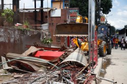 एक्शनमा बालेनः यसरी भत्काइयो अवैध संरचना(फोटो फिचर)