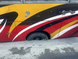 बानेश्वरको सडकमा गुड्दागुड्दै गरेको बस भासियो