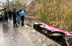 काठमाडौंबाट रामेछापको बाम्तीभण्डार जाँदै गरेको बस रोशीमा दुर्घटना,११ जना घाइते