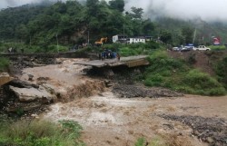 बिपी राजमार्ग अवरुद्ध, खोलाले बगाएर महिलाको मृत्यु