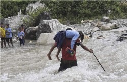 विद्यार्थीलाई खोला तारेर भिजेकै कपडामा कक्षामा