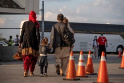 तीन सय चौबिस अफगान शरणार्थी क्यानडामा