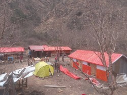 बन्दोबस्तीका सामान बोकेर पदयात्रामा जानुपर्ने समस्या अन्त्य