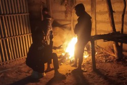 चिसो बढेसँगै आगोको सहारामा तराइका सर्वसाधारण