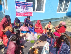 बालबालिकालाई दुनाटपरी बनाउन सिकाउँदै  ज्येष्ठ नागरिक