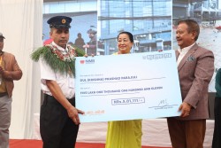 भाटभटेनी  लुटपाट गर्ने व्यक्तिहरूलाई  लठ्ठीले हान्दै  लखेट्ने गार्ड पराजुली ५ लाख पुरस्कारसहित सम्मानित