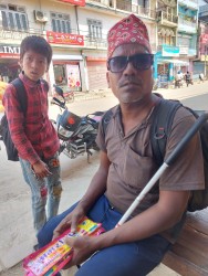 अगरबत्ती बेचेर जीविकोपार्जन गर्दै दृष्टिविहीन दम्पती