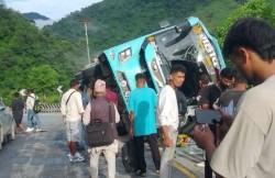यात्रुवाहक बस दुर्घटना हुँदा १५ जना घाइते