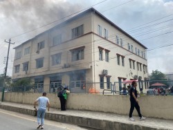 जेनजी आन्दोलन चर्कियो: देउवा, आरजु र लेखकको घरमा आगजनी, एमाले कार्यालयमा तोडफोड