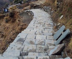 प्रवासी नेपालीको सहयोगमा पदमार्ग 