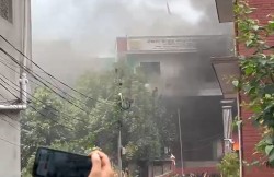 आगजनीबाट क्षतिग्रस्त कांग्रेस पार्टी कार्यालय सरसफाइमा सहयोग गर्न आग्रह