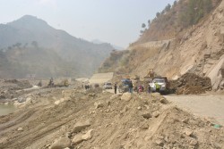 बिपी राजमार्ग : पहिरो प्रभावित क्षेत्रमा वैकल्पिक सडक निर्माण गरिँदै 
