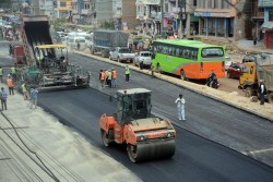 मुग्लिन–पोखरा सडकः दमौली बजारमा धमाधम कालोपत्र हुँदै