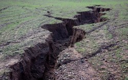 जमिनमा धाँजा फाट्दा पर्वतका पाँच परिवार विस्थापित, गाउँ नै जोखिममा