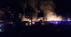 दमौलीको मुख्यचोकका सटरमा आगलागी