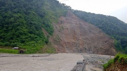 सिन्धुपाल्चोकमा बाढी: सडक अवरुद्ध, हेलम्बुको फाँट डुबानमा