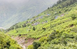 जमिन भासिँदै गएपछि पहिरोको जोखिममा खानीगाउँ 