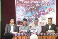 नेपाल रग्वी सङ्घको आयोजनामा भदौ २ देखि ३ गतेसम्म काठमाडौँमा हुने खेलबारे बुधबार त्रिपुरेश्वरमा आयोजित पत्रकार सम्मेलनमा जानकारी दिँदै सङ्घका महासचिव गोविन्द घिमिरे ।