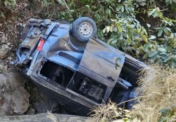 मनकामना मन्दिरको दर्शन गरेर फर्कदै गरेको माइक्रोबस दुर्घटना; एकको मृत्यु, १४ घाइते