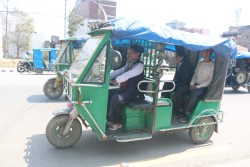 रिक्सा चालक महिलाको कथाः गुजारा चलाउन सहज