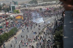 तीनकुनेमा राजसंस्था पक्षधरको प्रदर्शन: प्रहरीले गर्‍यो हवाई फायर