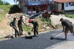  फुङलिङ बजारका सडक धमाधम कालोपत्र हुँदै