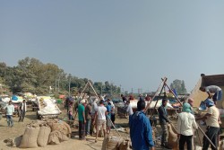 धान बिक्री गर्न रातभर किसान खुला आकाशमुनि